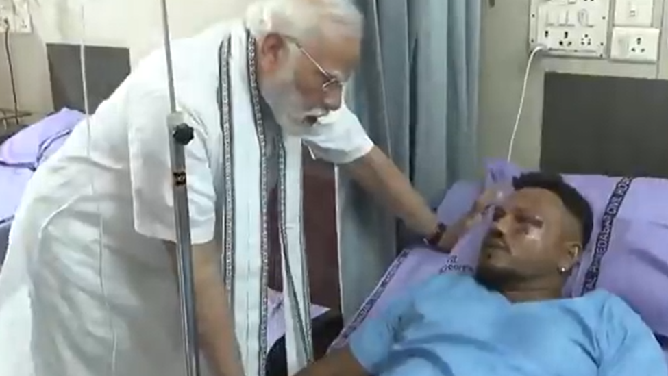 莫迪探望印度坠机事件的唯一幸存者