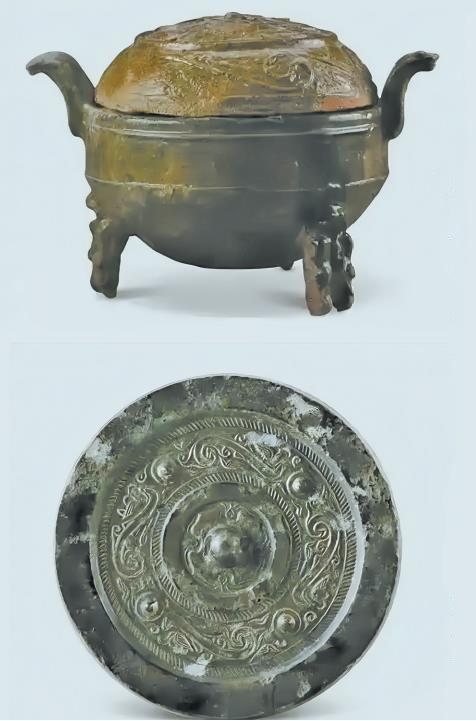 墓葬出土的釉陶器（上）和四乳四虺镜（资料照片）。 受访者供图