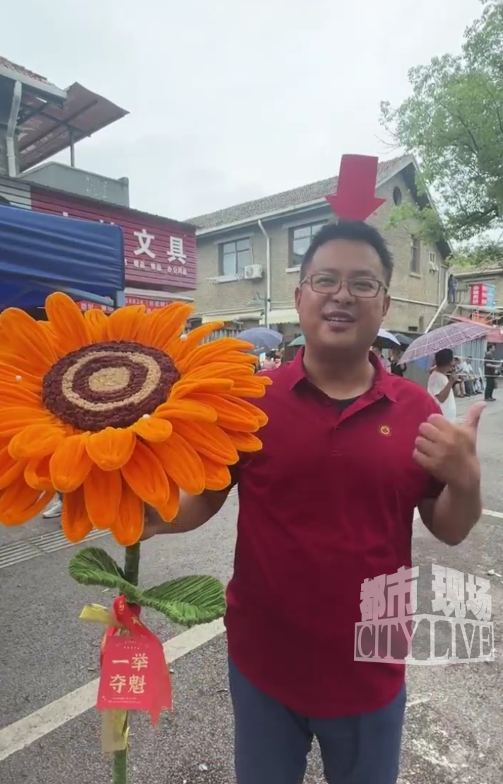 南昌“紅箭頭”老師火了：頭戴紅色箭頭發箍 硬核高考應援