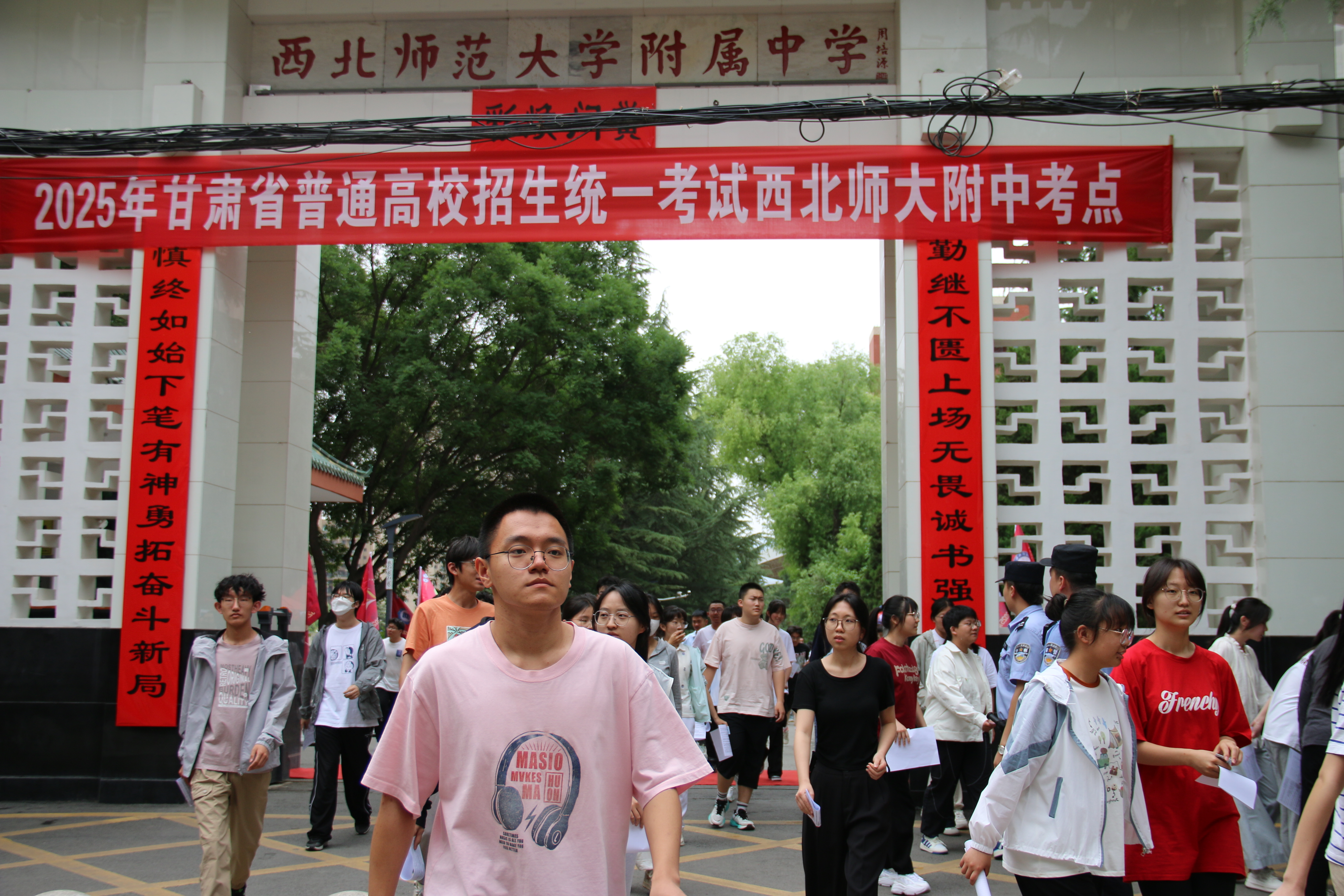 考生意气风发地走出考场