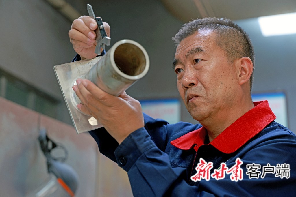 董兵天检测焊缝外观成形质量　新甘肃·甘肃日报通讯员　厚银娟　摄