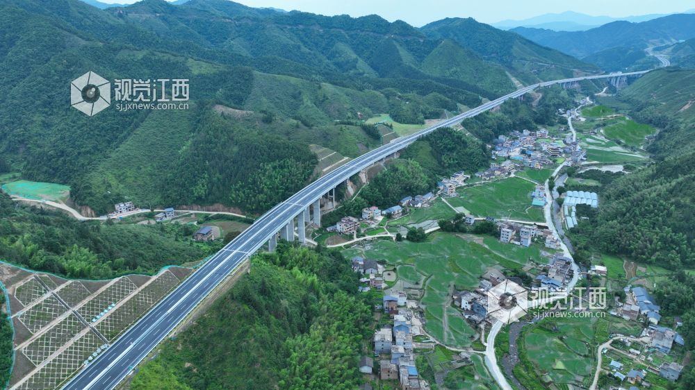 2025 年6月10日，江西交投集团建设的江西省遂（川）至大（余）高速施工现场繁忙有序，127 公里沥青路面铺设及划线工程加速推进，绿化、交安设施等配套工程进入收尾阶段。