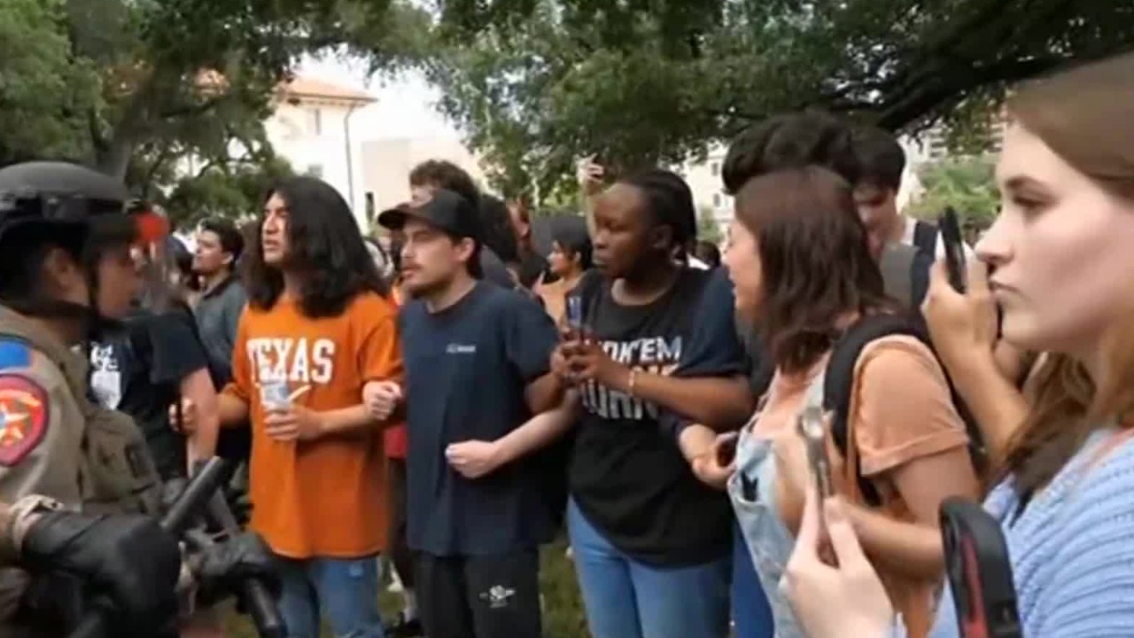 美哥伦比亚大学“挺巴反以”抗议，警方介入是镇压还是点燃火花？