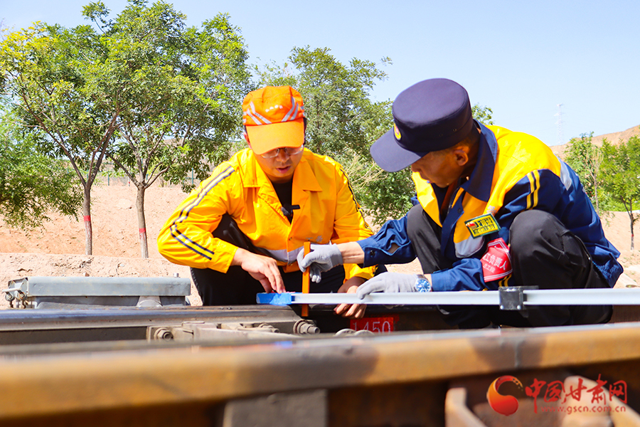 凤凰山下高温巡检忙