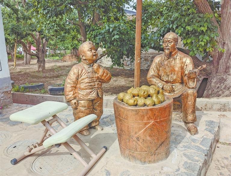 古梨园的雕塑传达着古老传承与回忆