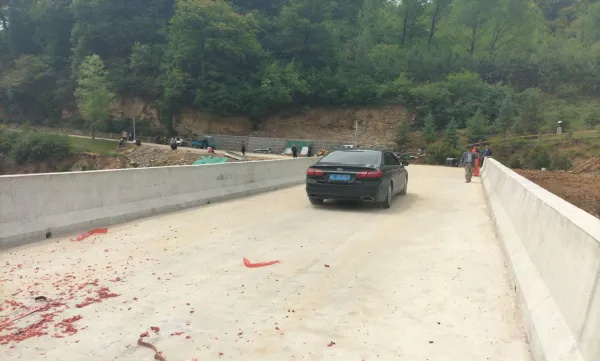 华亭这座桥脱胎换骨 村民笑赞:出门安全了