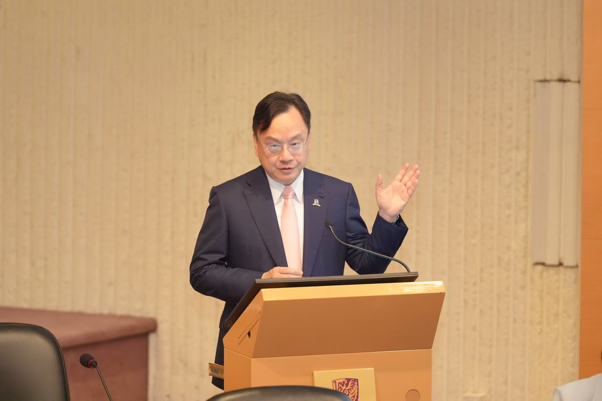 香港中文大学校长卢煜明教授致辞。