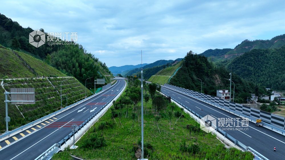 2025 年6月10日，江西交投集团建设的江西省遂（川）至大（余）高速施工现场繁忙有序，127 公里沥青路面铺设及划线工程加速推进，绿化、交安设施等配套工程进入收尾阶段。
