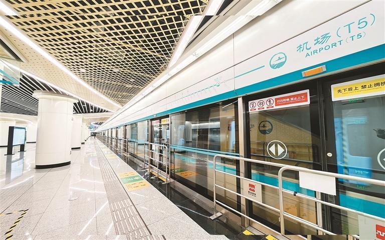 地铁14号线机场（T5）站开通后，市民出地铁步行五分钟即可到达航站楼。（资料图片）