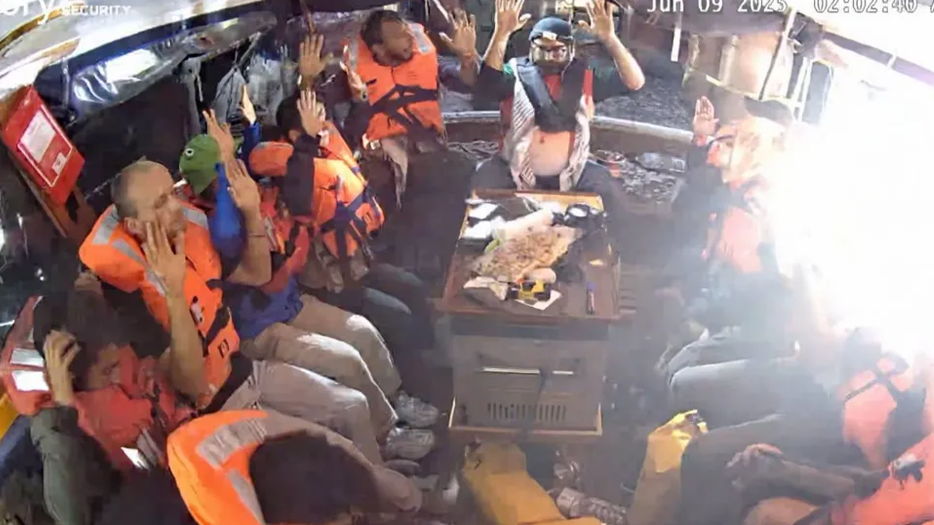 瑞典“环保少女”乘船只赴加沙遭以军拦截登船，照片显示格蕾塔与船员高举双手，目前船只已失联