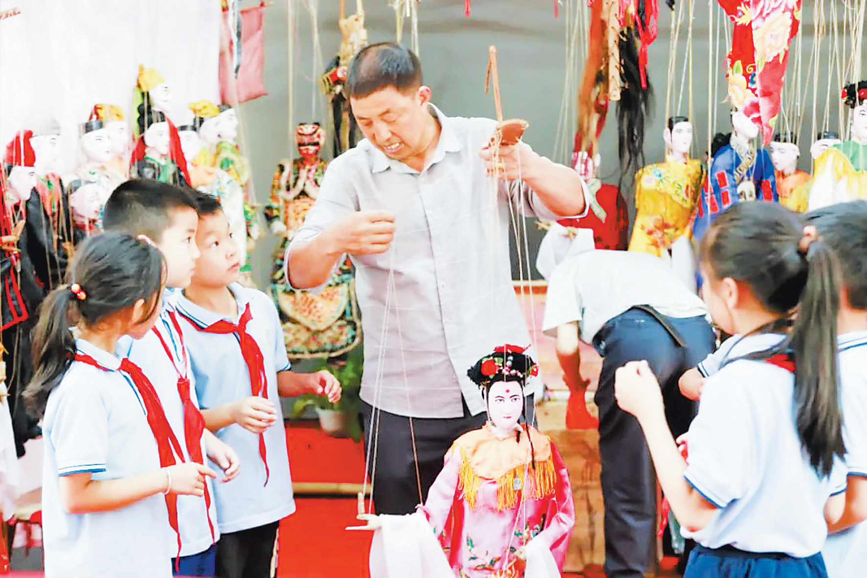 近日，省级非遗代表性传承人谢帮银展示木偶戏。