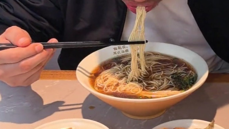 吃客户一碗面银行罚3000，到底冤不冤？
