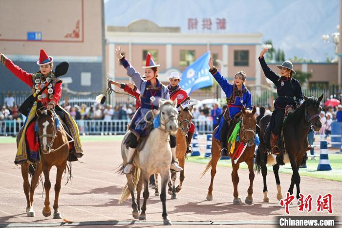 2023年8月8日，甘肃省酒泉市肃北蒙古族自治县第七届那达慕文化旅游节在甘肃肃北开幕。图为开幕式现场，乌兰牧骑方阵展示风采。资料图　李亚龙　摄