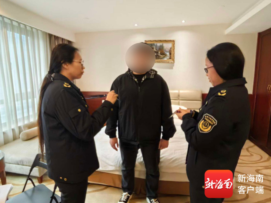 执法人员对涉及企业及人员进行调查。海南省市场监督管理局提供