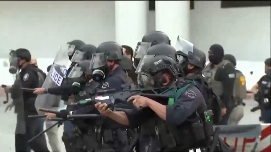 洛杉矶抗议人数不降反升，警方“三弹齐发”，枪声整天持续