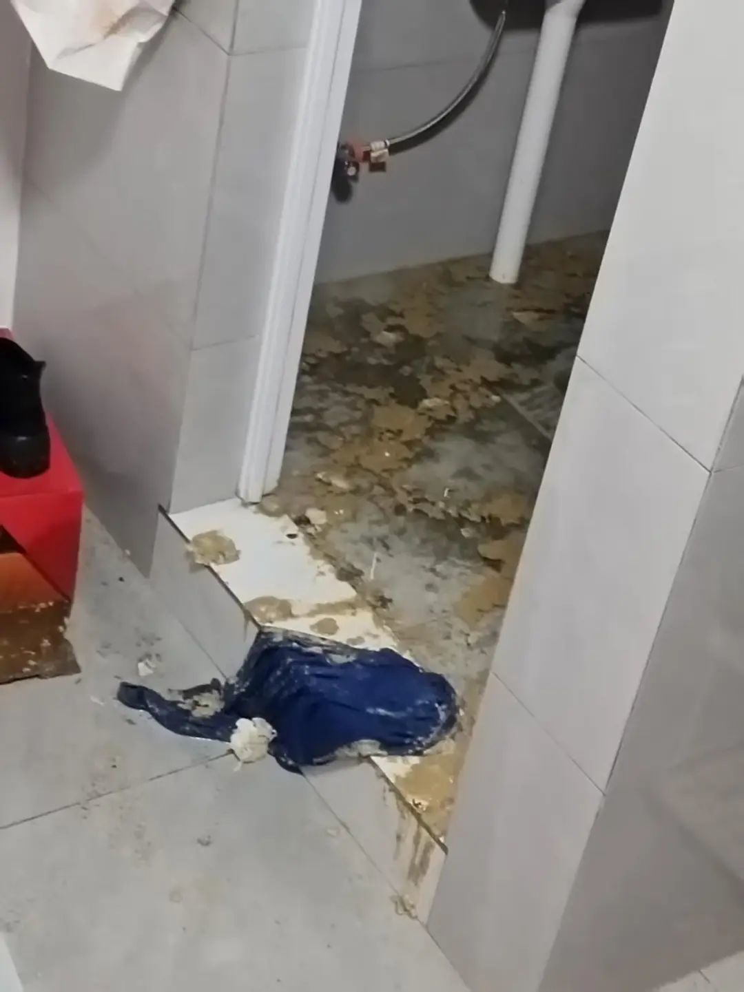 庐山市经九路人行道窨井冒污水 店面卫生间返污水臭气熏天