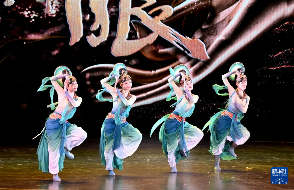 6月8日，中国残疾人艺术团演员在甘肃敦煌大剧院表演大型情景音画剧《千手千眼》。新华社发（张晓亮　摄）