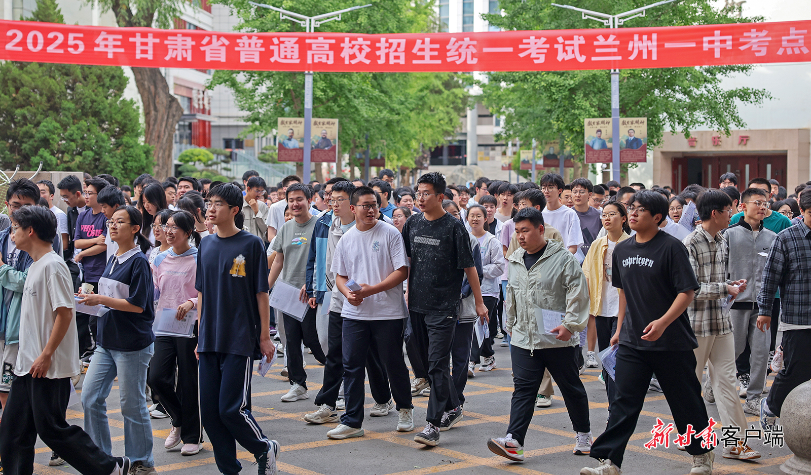 6月9日下午考试结束，考生陆续走出考点。新甘肃&middot;甘肃日报记者　冯乐凯