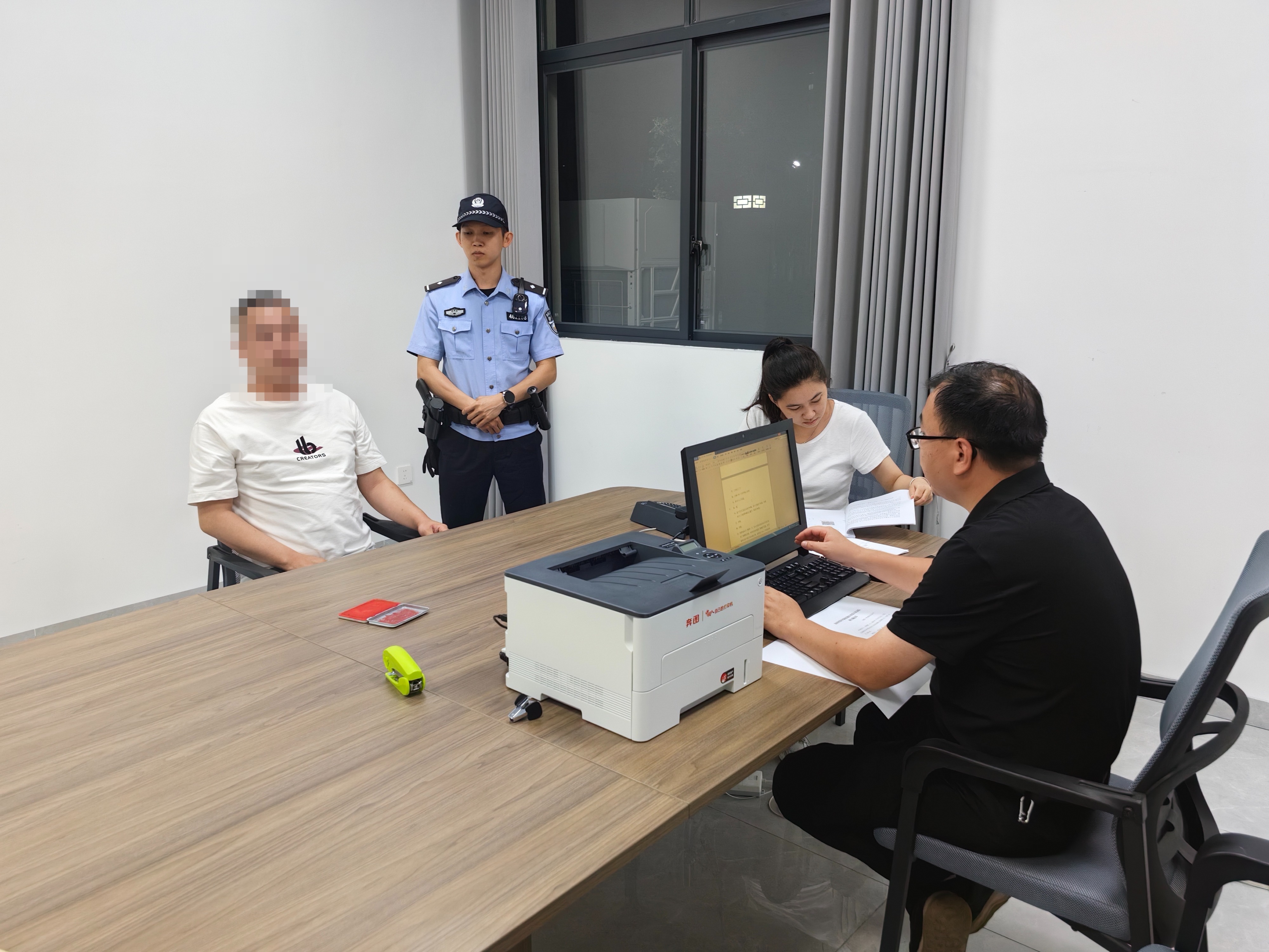 台风“蝴蝶”未至，执行雷霆已响！保亭法院干警冒雨蹲守让法律文书“落地有声”