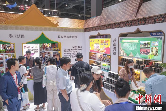 6月13日，2025米粉產(chǎn)業(yè)交易會國際美食館，吸引眾多觀眾駐足。劉力鑫 攝