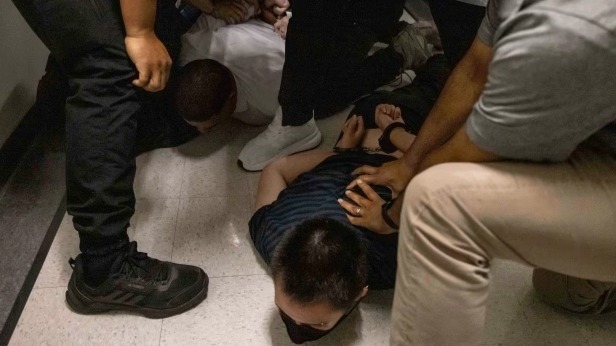 白宫官员下死命令，美移民局特工为卷KPI甚至到法庭外蹲点抓捕