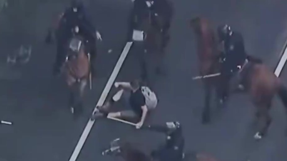 洛杉矶抗议男子倒地后，被骑警团团围住，被马踩踏和棍棒殴打