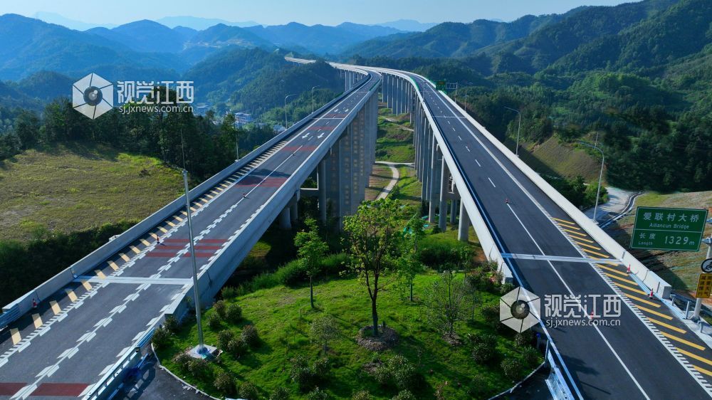2025 年6月10日，江西交投集团建设的江西省遂（川）至大（余）高速施工现场繁忙有序，127 公里沥青路面铺设及划线工程加速推进，绿化、交安设施等配套工程进入收尾阶段。