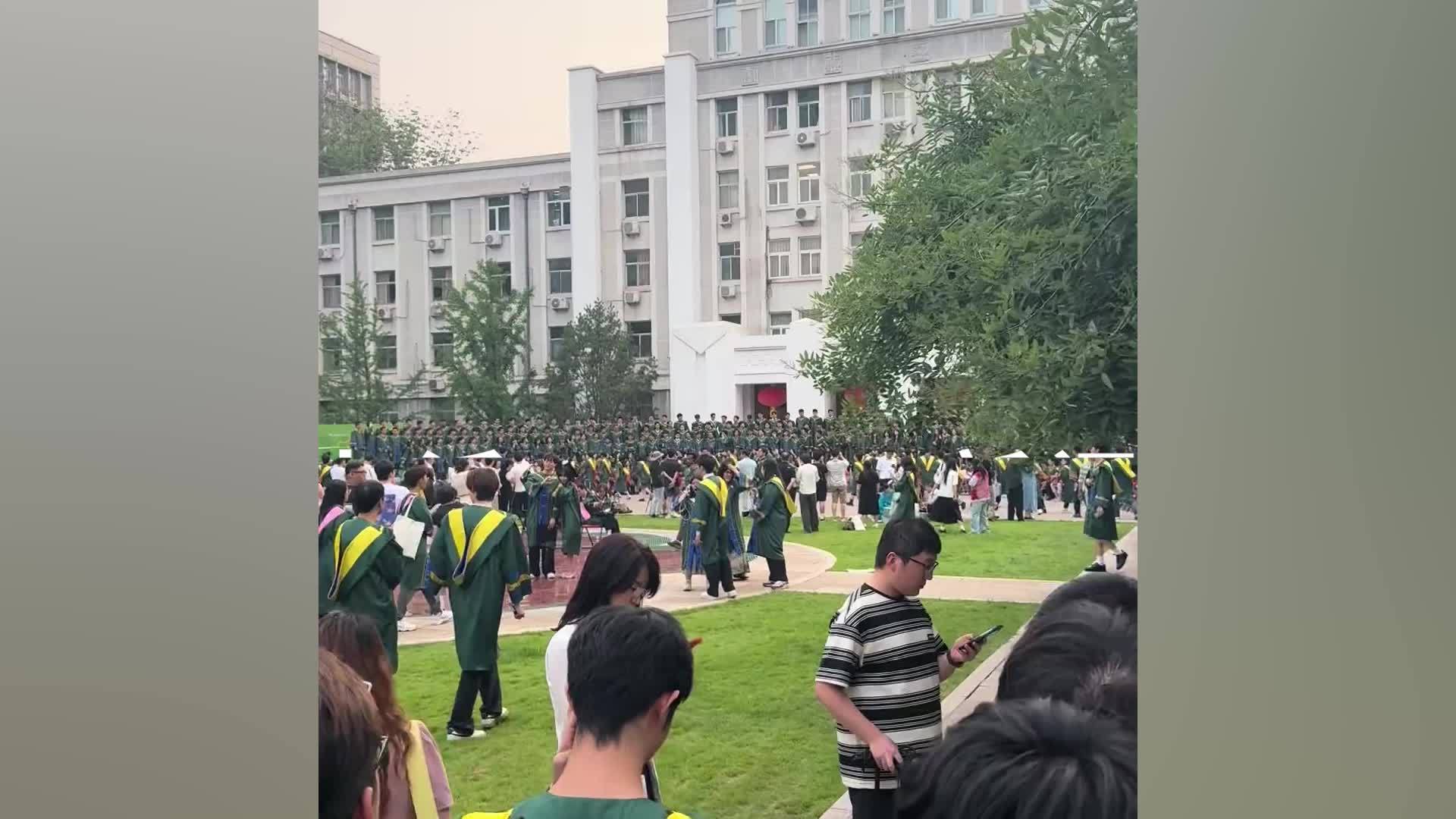 北京理工大学学位服酷似“结界兽”引吐槽，校方：可免费租借往年学位服