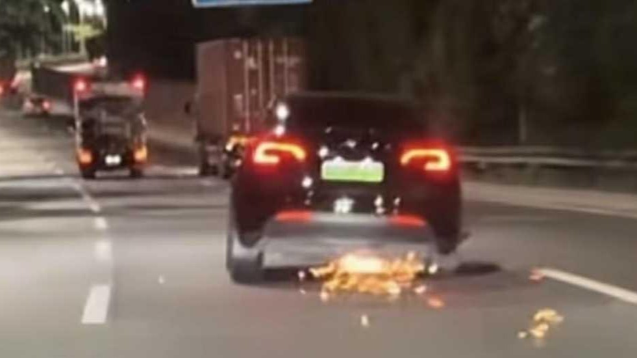 深圳一特斯拉高速上爆胎疾行火花四溅，后车多次提醒无效报警，警方回应