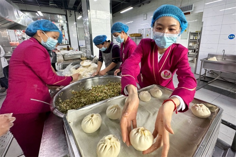 图为正通煤业组织女工协管员为职工制作槐花蒸包.jpg