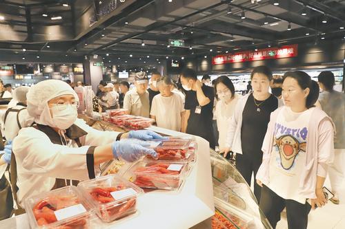 6月10日，永辉超市石家庄首家“学习胖东来”自主调改店在长安万达广场开业，众多顾客前来购物体验。本报见习记者 冯依凡摄