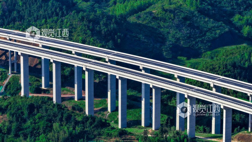 2025 年6月10日，江西交投集团建设的江西省遂（川）至大（余）高速施工现场繁忙有序，127 公里沥青路面铺设及划线工程加速推进，绿化、交安设施等配套工程进入收尾阶段。
