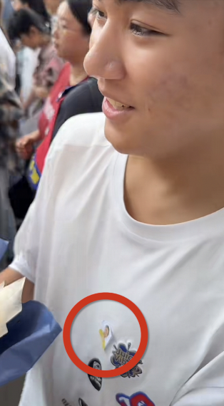 上饶一高考生将妈妈遗照贴在衣服上参加高考。