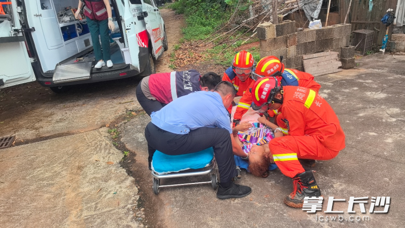 老人被成功救上岸。