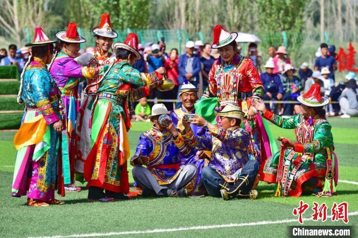 图为甘肃张掖市肃南裕固族自治县明花乡民众表演传统裕固族歌舞，展示古老民俗。资料图　武雪峰　摄