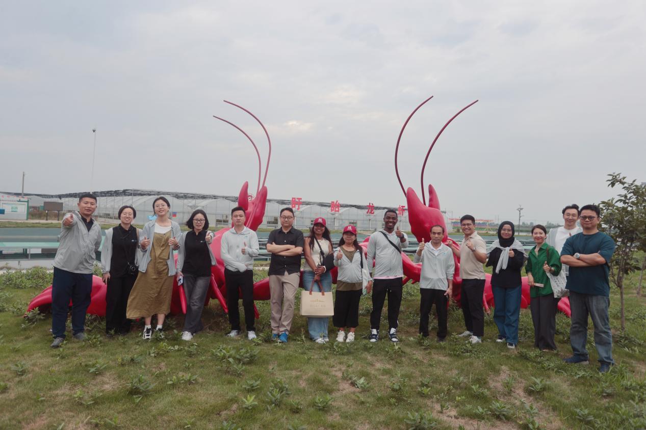 青年记者们在马坝龙虾基地 摄制王昊