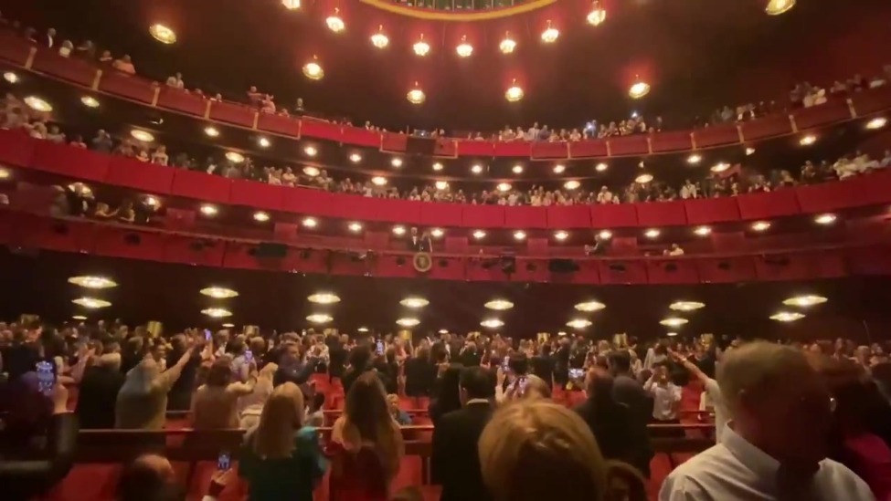 特朗普观看《悲惨世界》，观众嘘声、呼唤不断