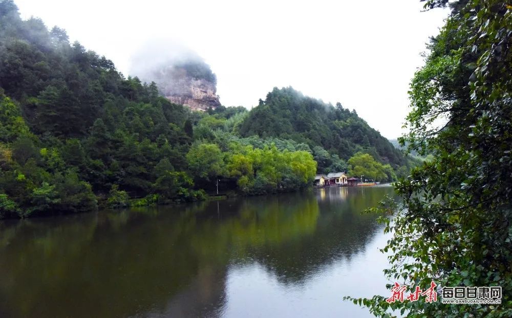 天水市仙人崖景区雨雾缭绕　新甘肃&middot;每日甘肃通讯员　张景文　摄
