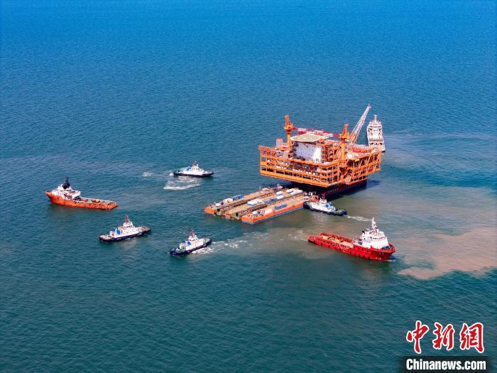 中国渤海最大油气平台完成浮托安装