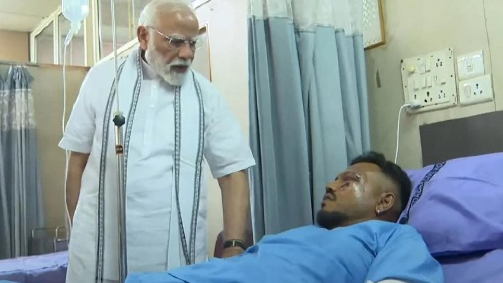 莫迪视察空难事故现场 探望幸存者及伤者