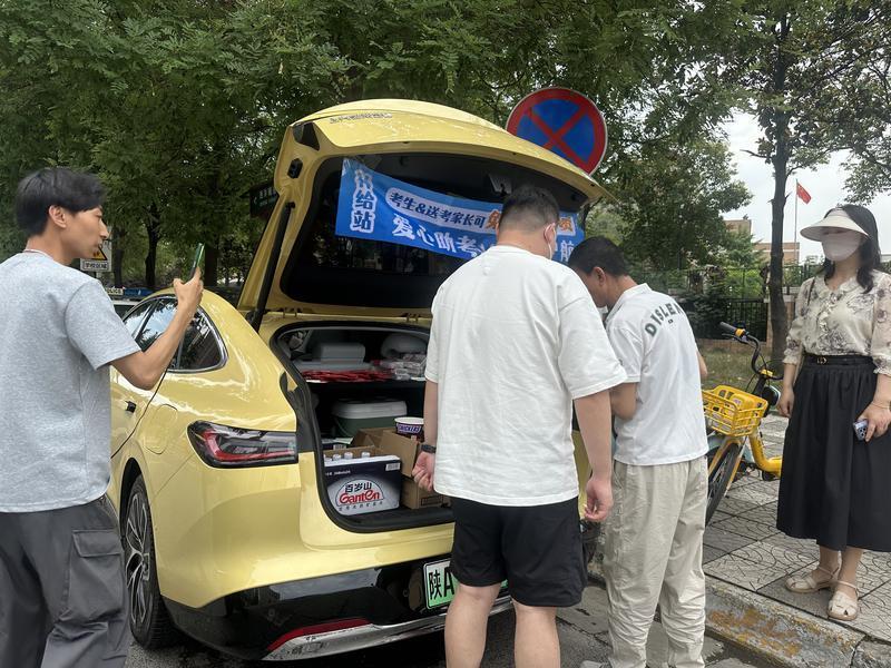 后备箱里的爱心传递（记者 程静摄）