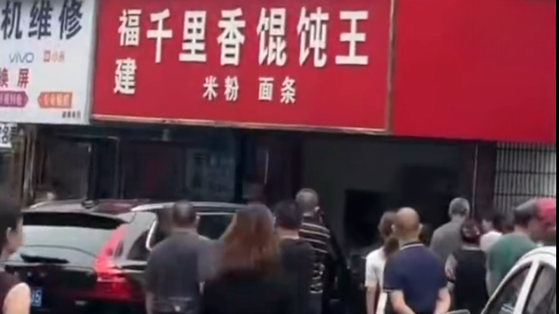 男子停车失误致车辆撞向路边门店，造成1死2伤