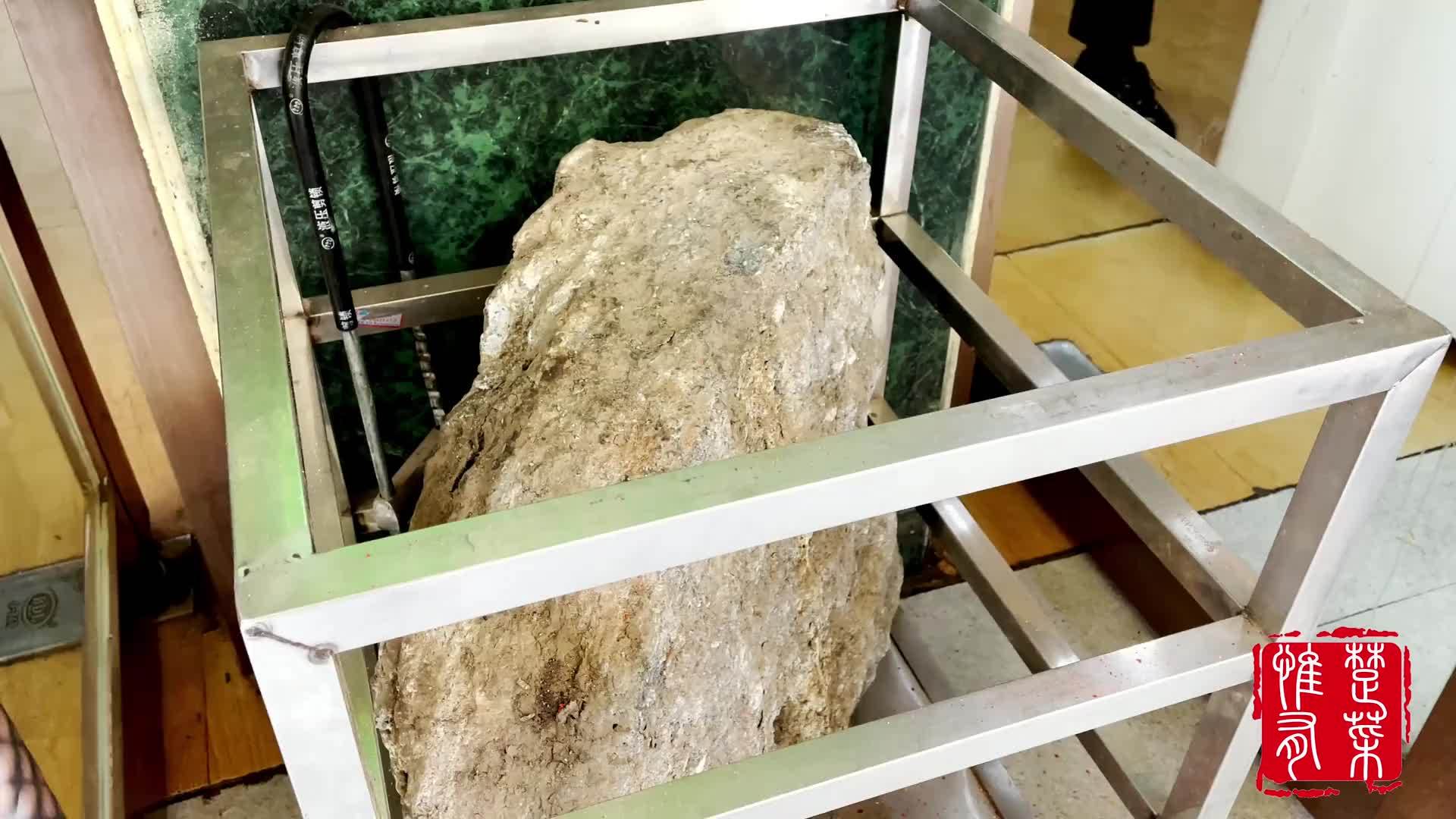 兰州大叔用石头做牛肉面，月卖4块巨石，味道独特顾客天天排队吃