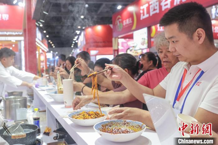 6月13日，2025米粉產(chǎn)業(yè)交易會在江西南昌紅谷灘區(qū)開幕。劉力鑫 攝