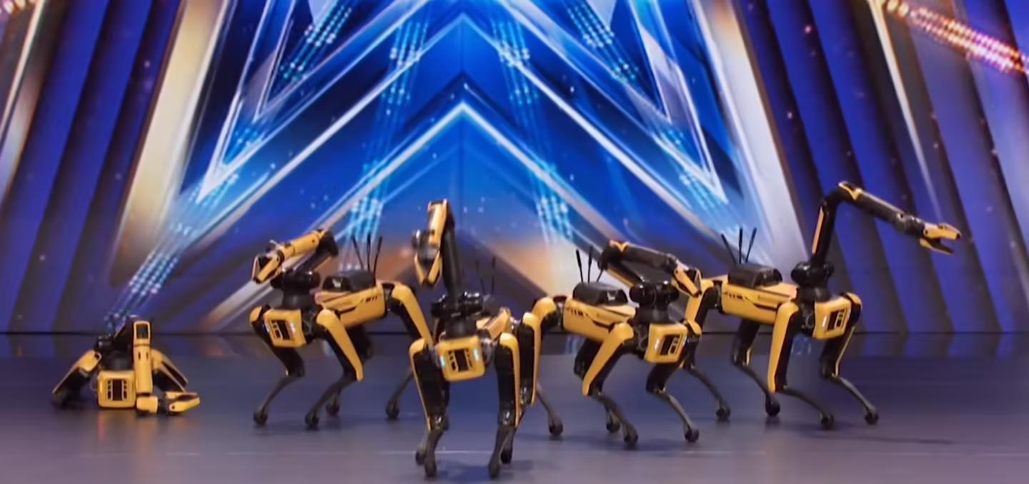 波士顿动力机器狗参加《美国达人秀》，大秀劲歌热舞获全票晋级_凤凰网