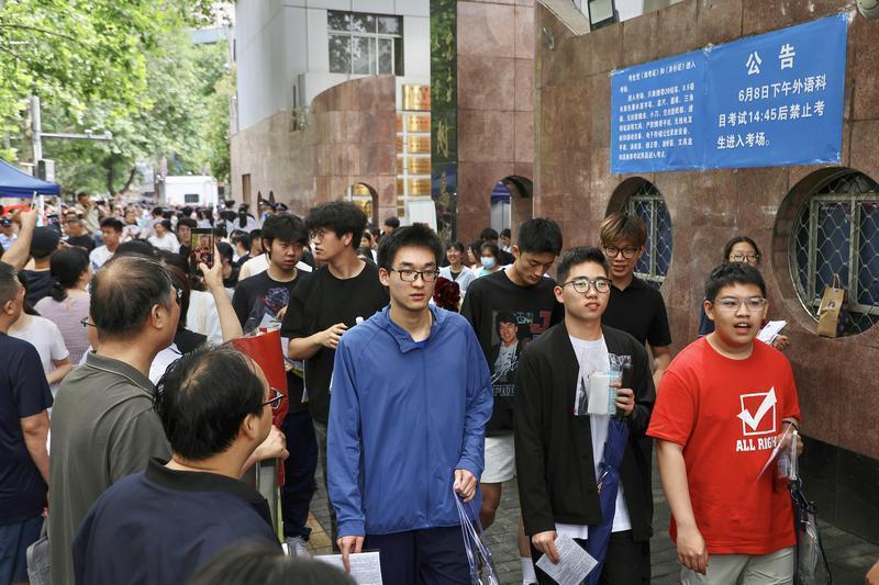 6月7日，考生们陆续走出西工大附中（初中部）考点