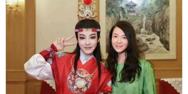 46岁章子怡太敢了，合影小13岁全妆陈丽君，输赢结果让人惊讶