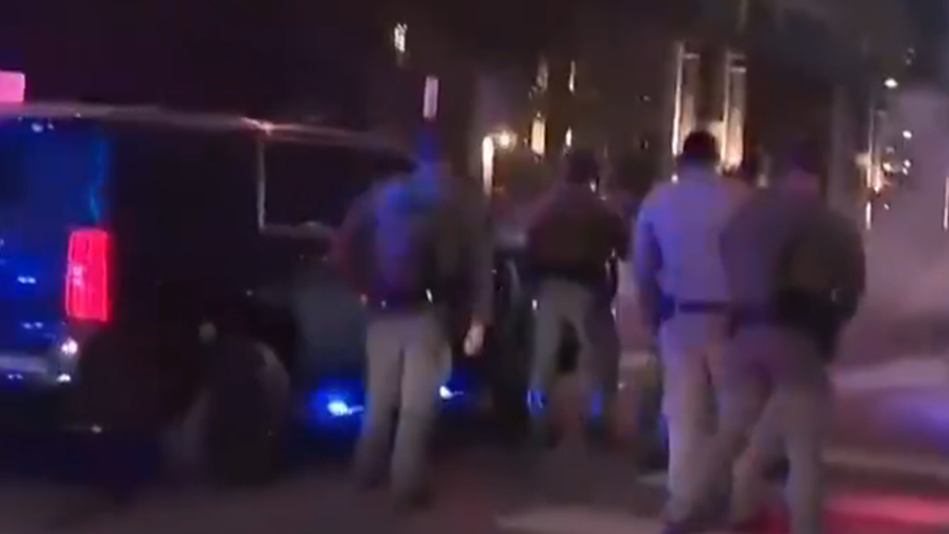 洛杉矶纽约之后得州也乱了，美国得州首府爆发抗议活动，数百名示威者与警方发生冲突