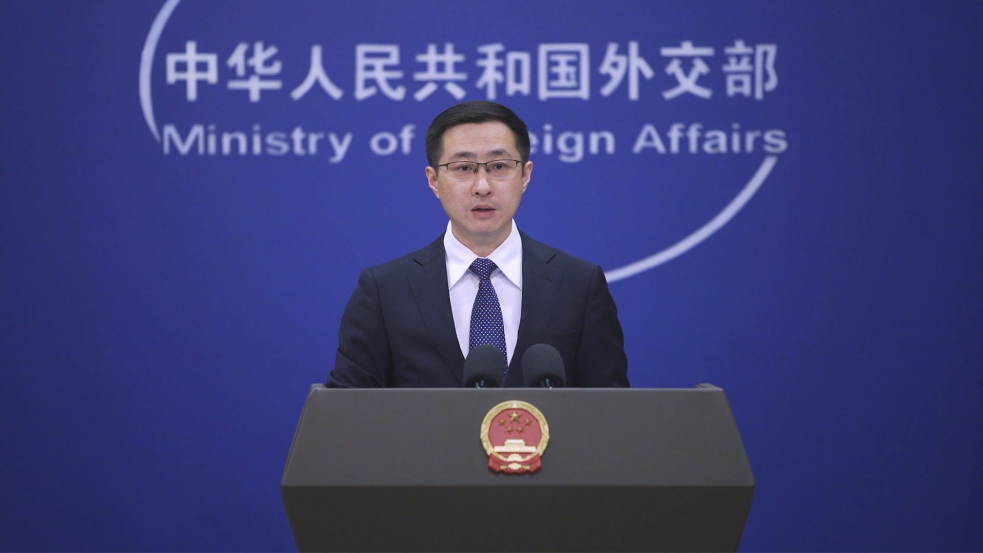 外交部回应印度客机失事：向遇难者家属和受伤人员致以诚挚慰问