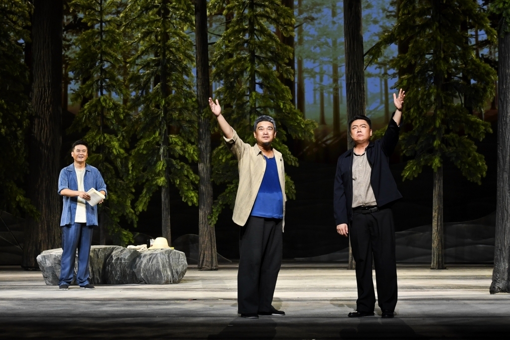 演出剧照 满贺饰演林守根(前左)、王佳健饰演何建桥(前右)